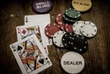 Spielkarten und Jetons als Symbol für Unterhaltung