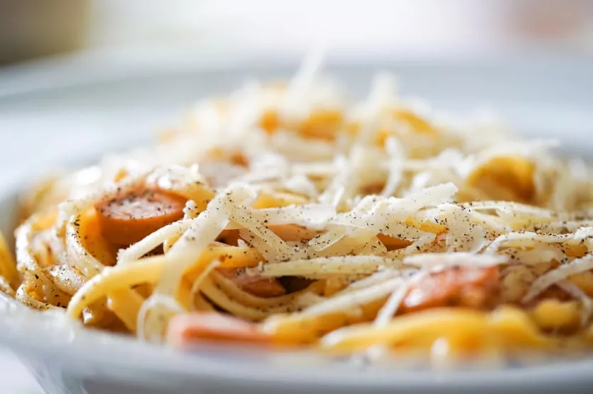 Frisch serviertes Pasta-Gericht im Restaurant