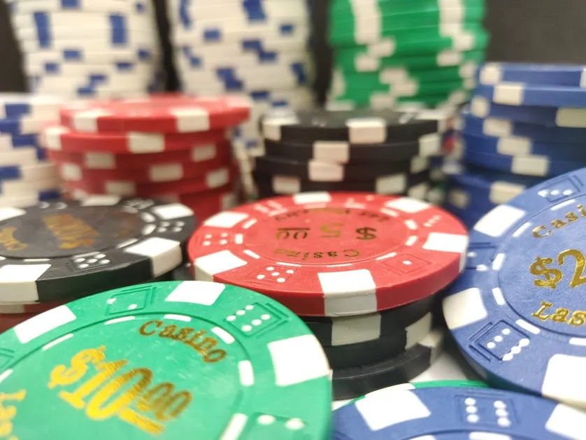 Farbige Spielchips auf einem Tisch